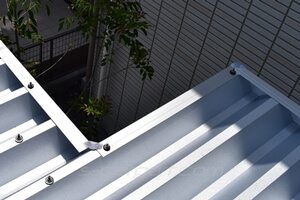 折半屋根を入隅加工、L型変形カーポート