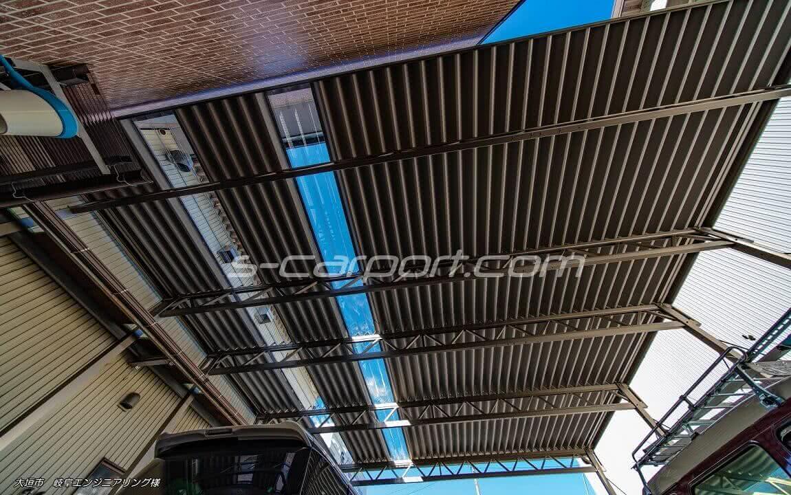 大垣市で9ｍ×10ｍの大型の折板カーポート、駐車場幅いっぱいに施工